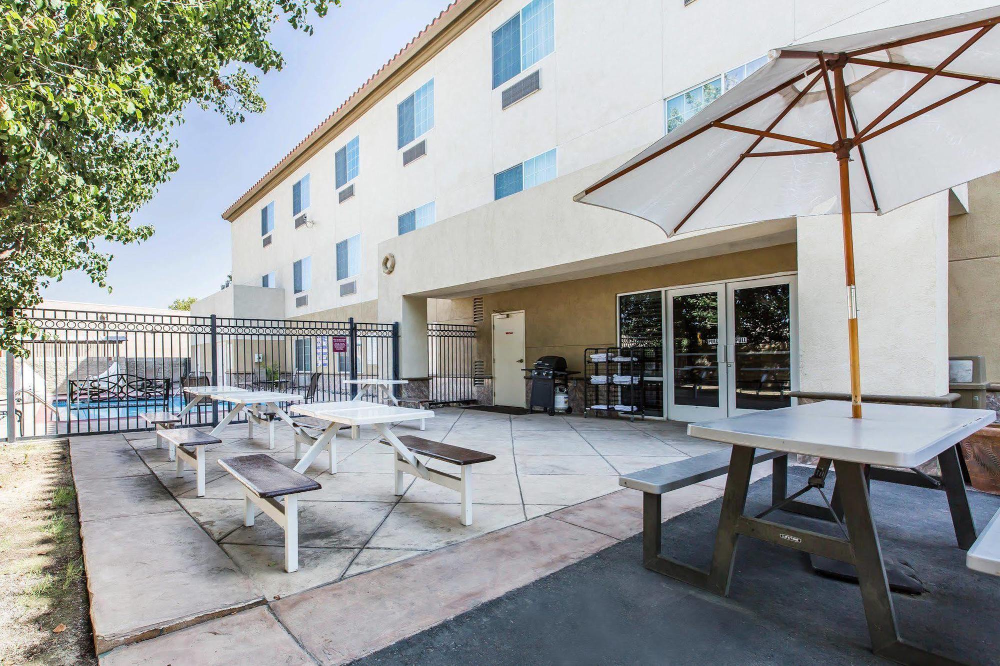 Comfort Suites Bakersfield Exterior foto